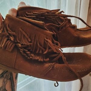 Sz 8 Minnetonka Almost New Double Fringe Tramper